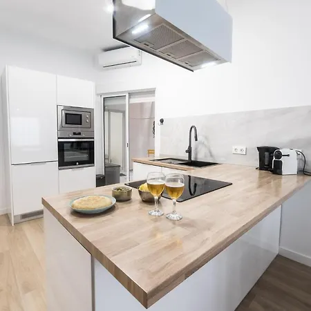 Moonkey - Apto. Albeniz, Con Acogedor Patio Apartment *